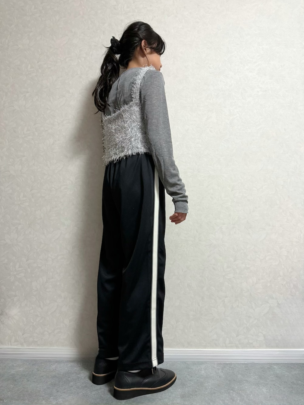 ブラック系のドレスシューズ、グレー系のベスト、ホワイト系のタンクトップを着用したキッズの秋コーディネートの2枚目の写真