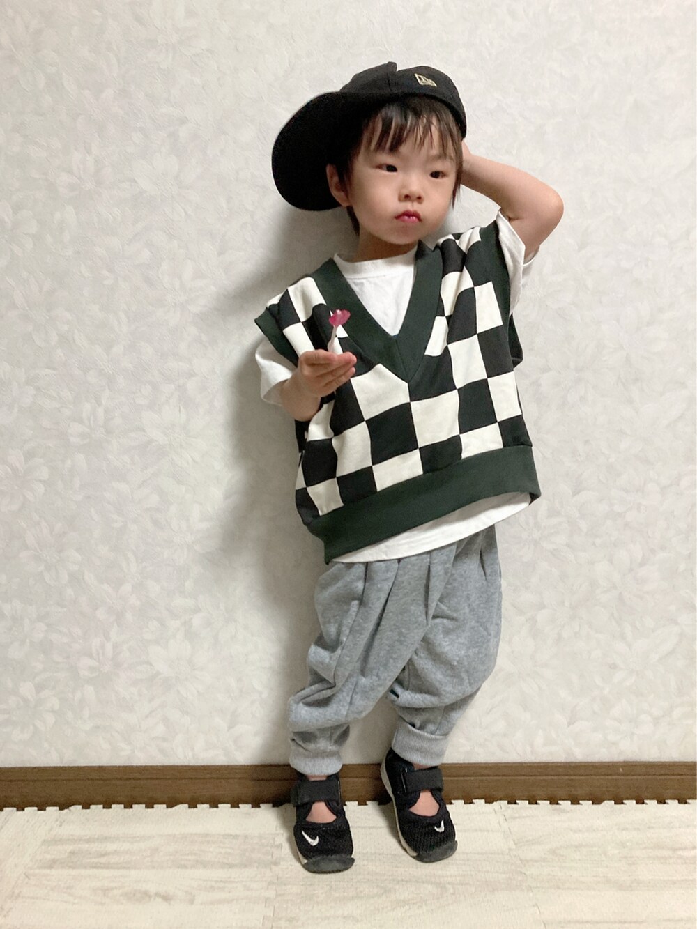 ホワイト系のTシャツ/カットソー、ブラック系のベスト、グレー系のスウェットパンツを着用したキッズの秋コーディネートの2枚目の写真