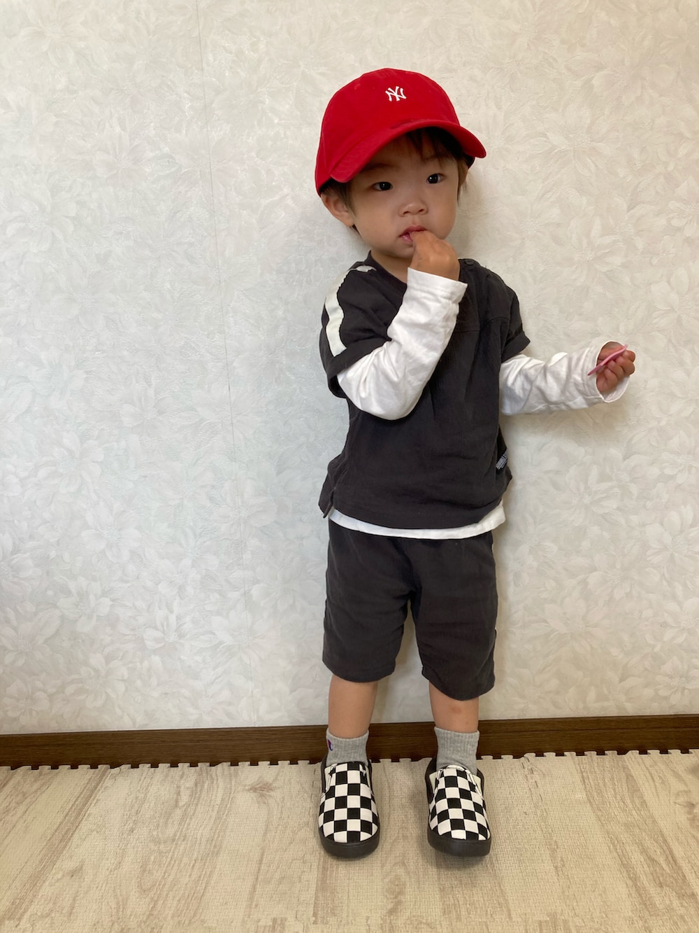 「ごきげんウィーク、ZOZOKIDSDAY、セットアップ、プチプラ、キャップ、カラー×コーデ、ストリートMIX、レイヤードスタイル、アウトドアスタイル、休日スタイル、カラーソックス、カジュアルコーデ、チェッカーフラッグ、モノトーン、スリッポン」|「NEW ERAのNEW ERA/ニューエラ キッズ キャップ 12654223(キャップ、レッド系)」を使った、lenlen23さん(キッズ・90cm)の春コーディネートの3枚目の写真