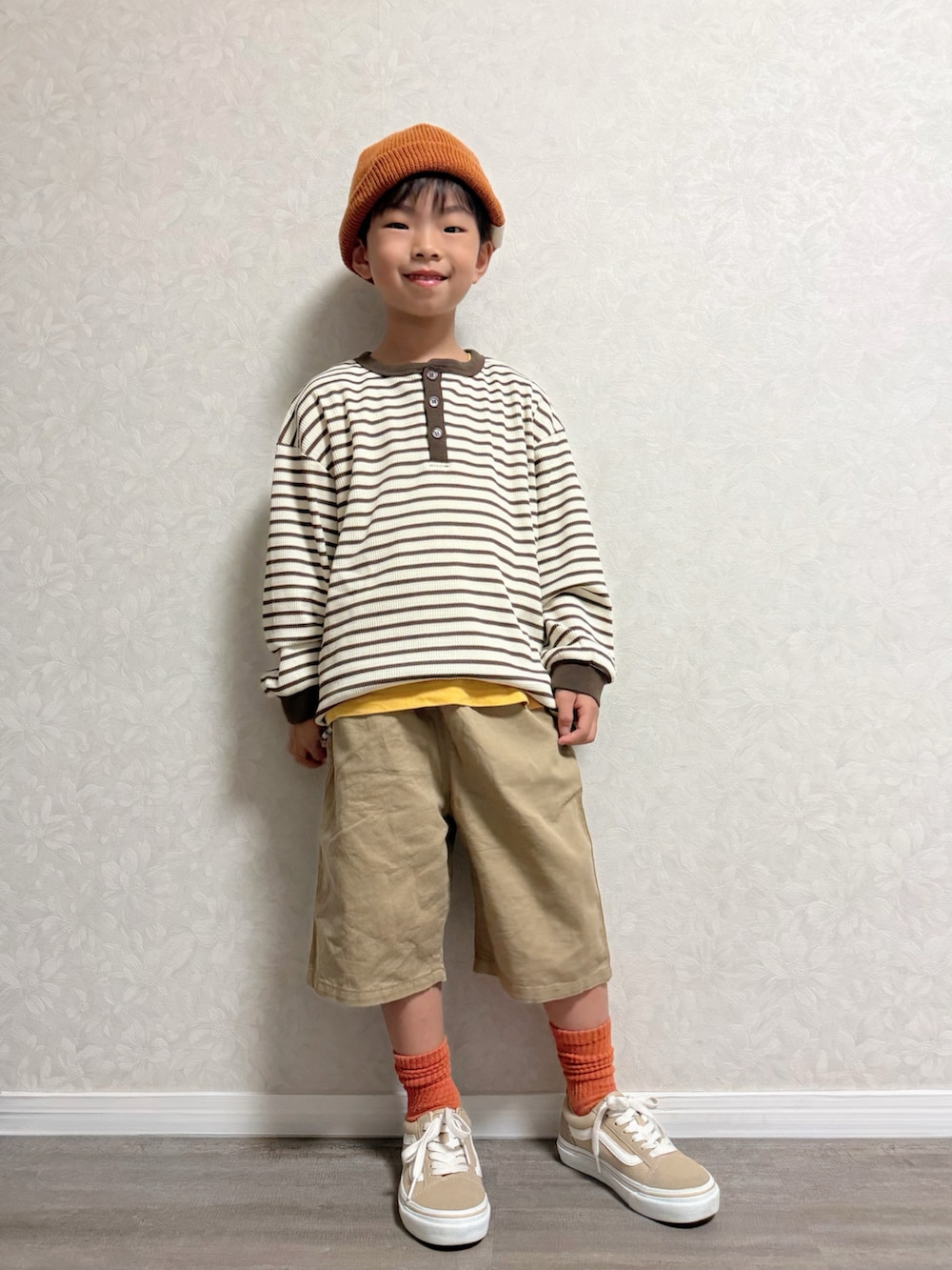ベージュ系のスニーカー、ベージュ系のその他パンツ、ブラウン系のTシャツ/カットソーを着用したキッズの秋コーディネートの2枚目の写真