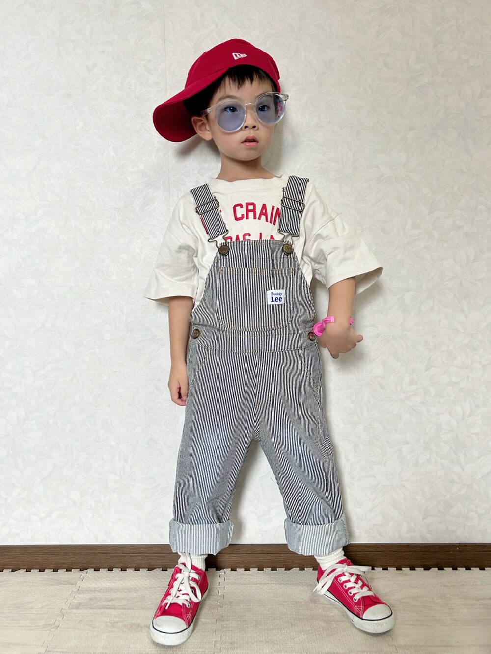 ホワイト系のTシャツ/カットソー、その他のサロペット/オーバーオール、レッド系のスニーカーを着用したキッズの夏コーディネートの2枚目の写真