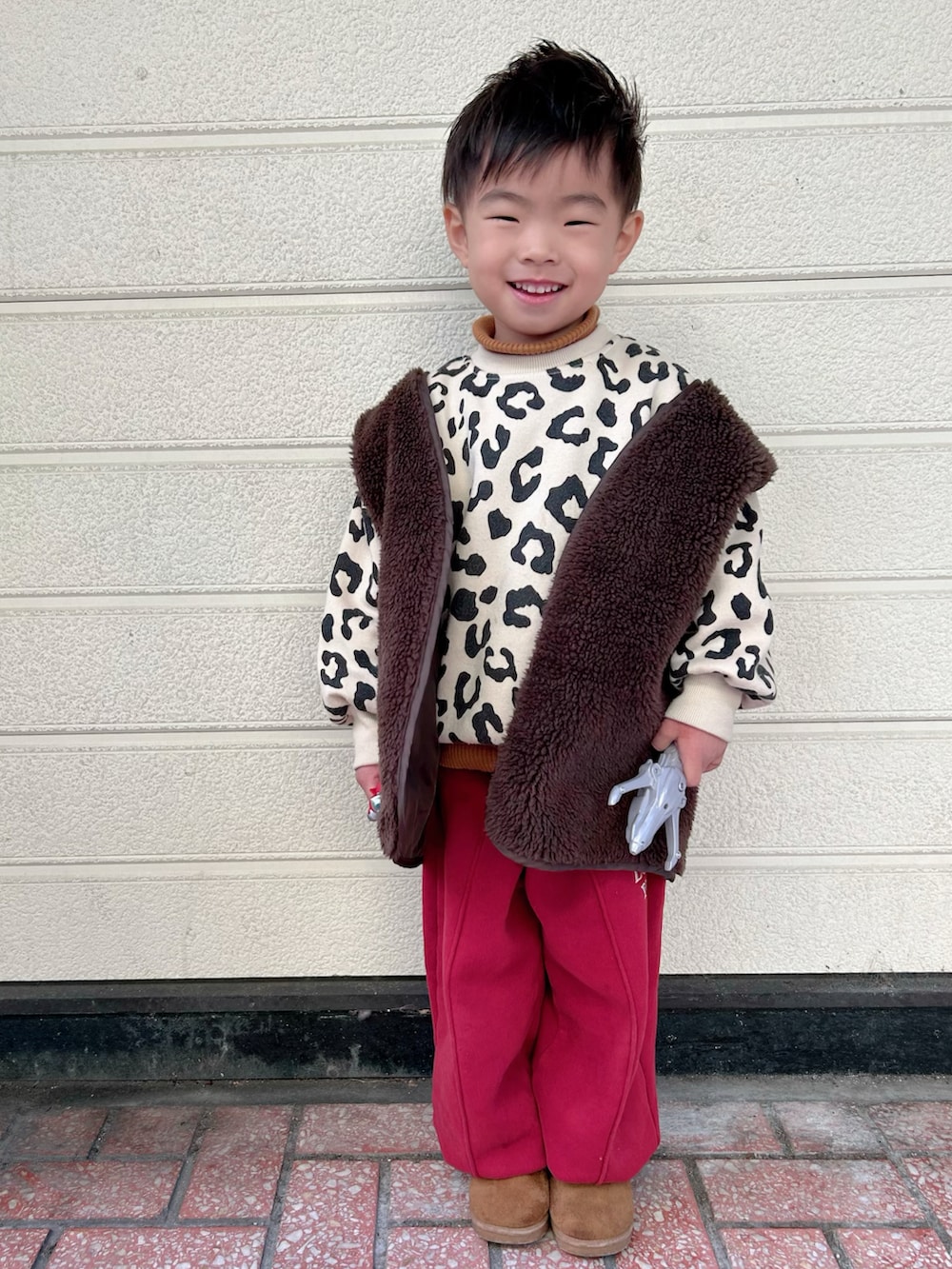 ベージュ系のスウェット、イエロー系のニット/セーター、グリーン系のスウェットを着用したキッズの冬コーディネートの5枚目の写真