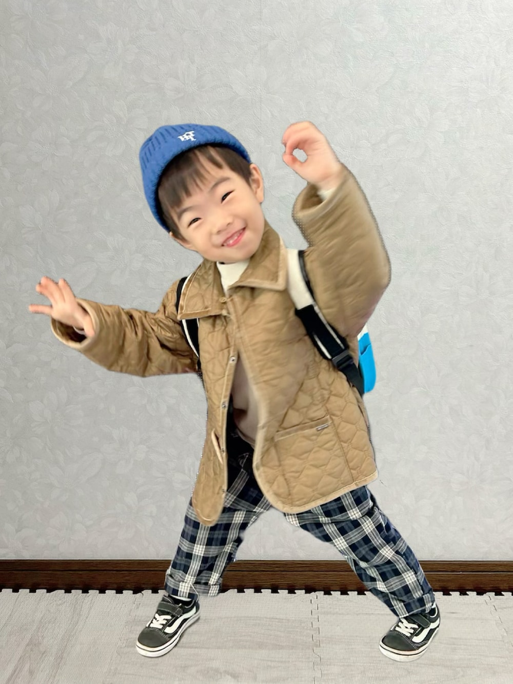 ホワイト系のニット/セーター、グリーン系のブルゾン、ブルー系のその他パンツを着用したキッズの冬コーディネートの3枚目の写真