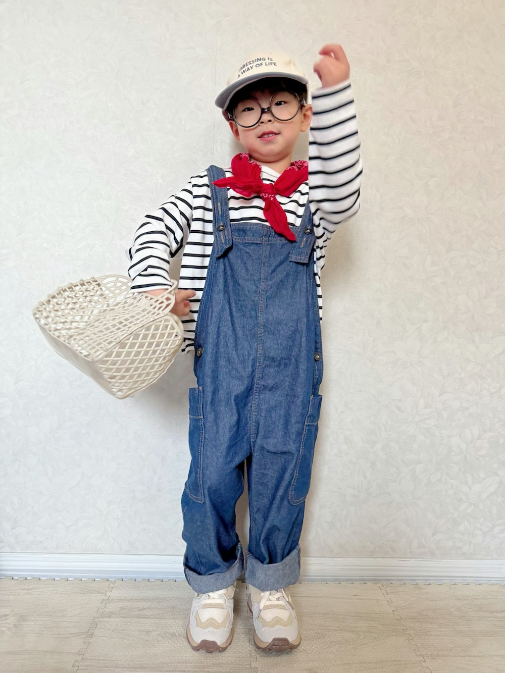 ブルー系のTシャツ/カットソー、ブルー系のサロペット/オーバーオール、ベージュ系のトートバッグを着用したキッズの春コーディネートの2枚目の写真