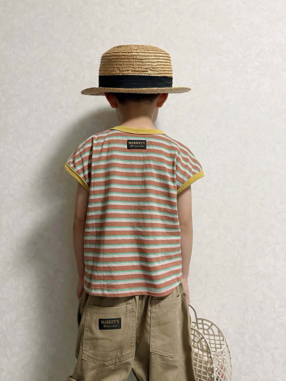 ブラウン系のTシャツ/カットソー、ベージュ系のその他パンツ、ベージュ系のトートバッグを着用したキッズの夏コーディネートの4枚目の写真