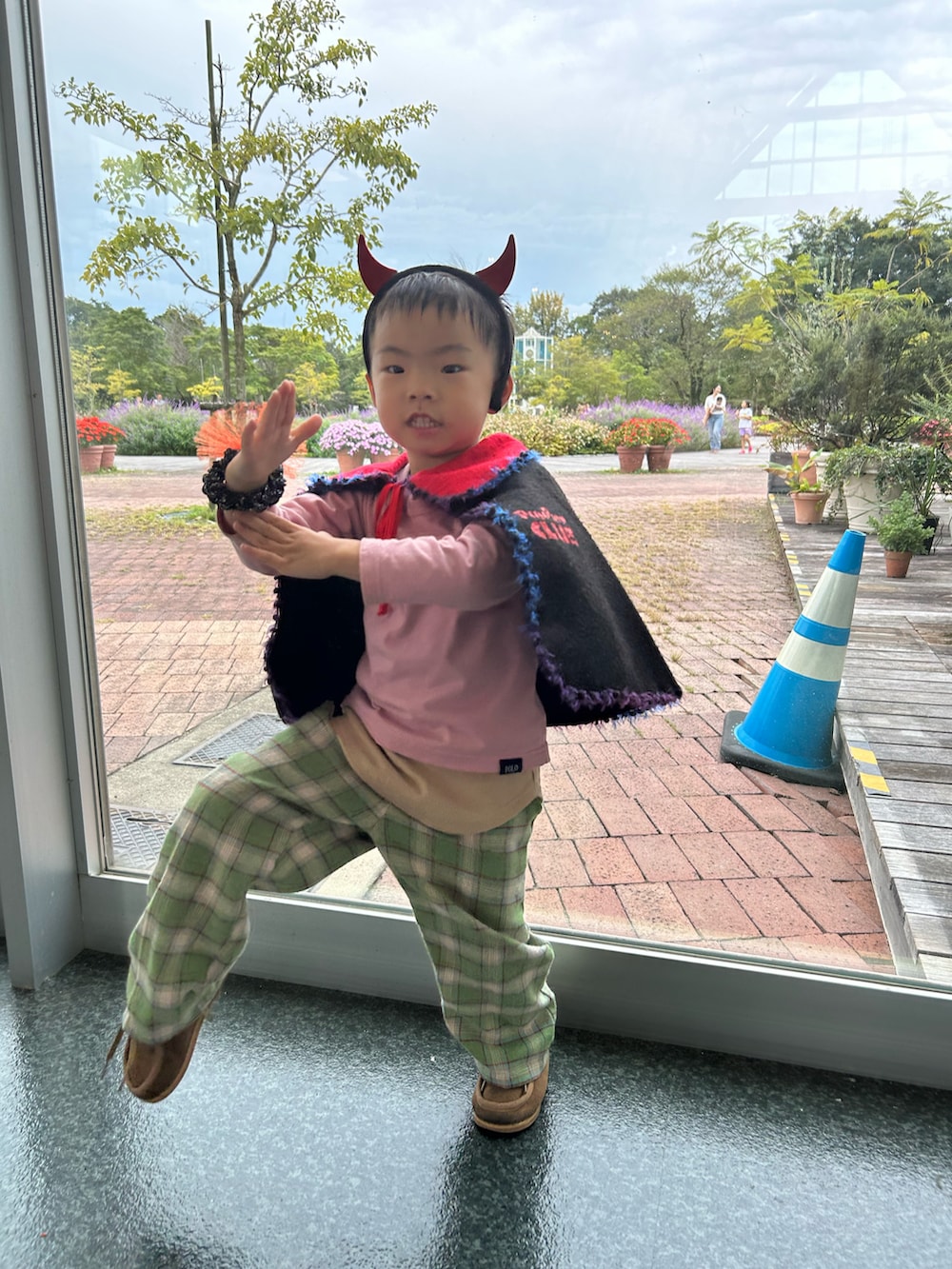「ハロウィン、ハロウィンコーデ、halloween、姉弟、秋コーデ、チェック、チェッカーず2023、靴下オタク、ロンT、カジュアルコーデ、ブーツ、休日スタイル、スニーカー、お出かけコーデ、シンプルコーデ」|「pinaの購入品 BIEN JOIE/ Checked pants Msize(100) 1,980円 ig:@pina_2023_closet(スラックス、グリーン系)」を使った、lenlen23さん(キッズ・100cm)の秋コーディネートの4枚目の写真