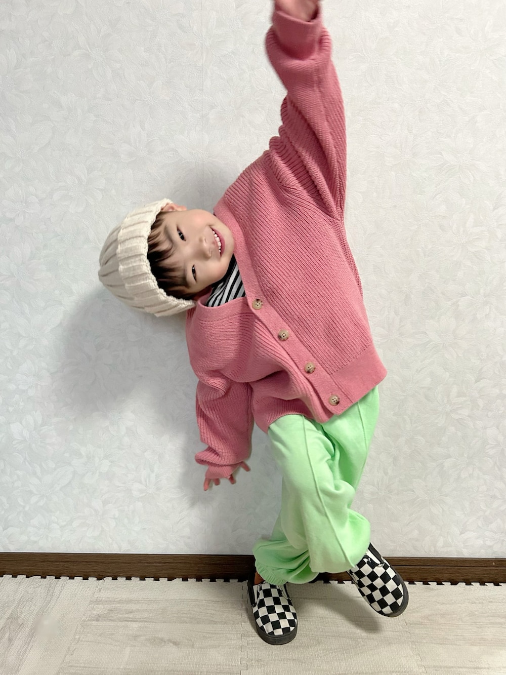その他のTシャツ/カットソー、ピンク系のカーディガン/ボレロ、グリーン系のスウェットパンツを着用したキッズの冬コーディネートの4枚目の写真