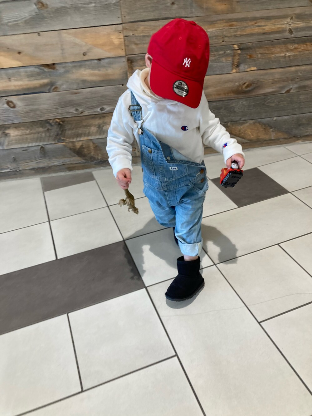 ホワイト系のニット/セーター、ホワイト系のパーカー、ブルー系のサロペット/オーバーオールを着用したキッズの春コーディネートの4枚目の写真