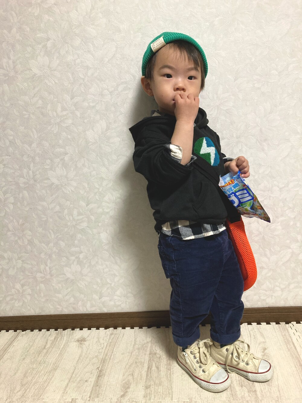 ホワイト系のシャツ/ブラウス、ブラック系のパーカー、ブルー系のパンツを着用したキッズの春コーディネートの2枚目の写真