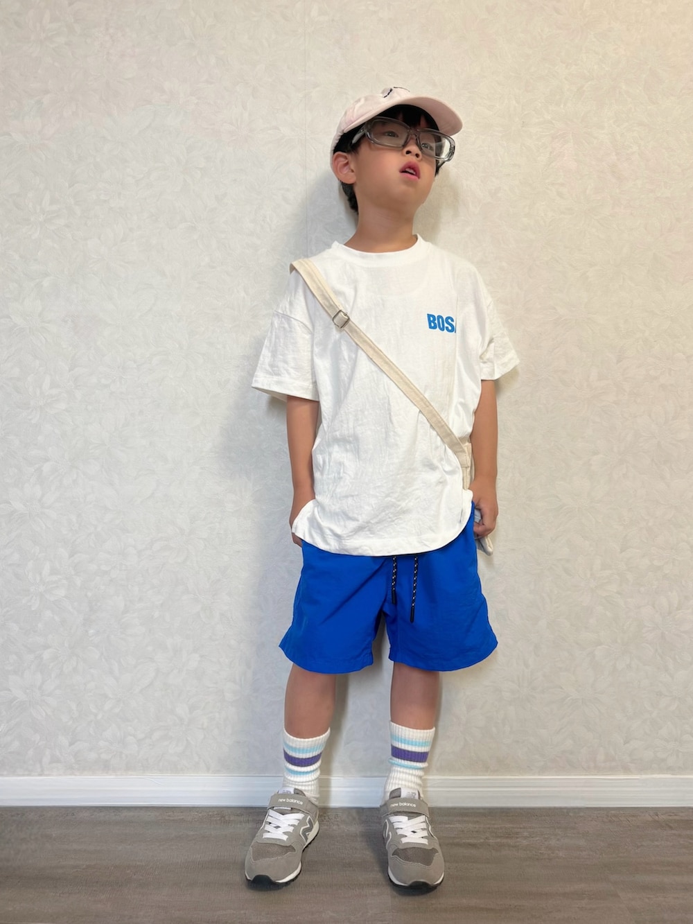 ホワイト系のTシャツ/カットソー、ブルー系のその他パンツ、ホワイト系のショルダーバッグを着用したキッズの夏コーディネートの2枚目の写真