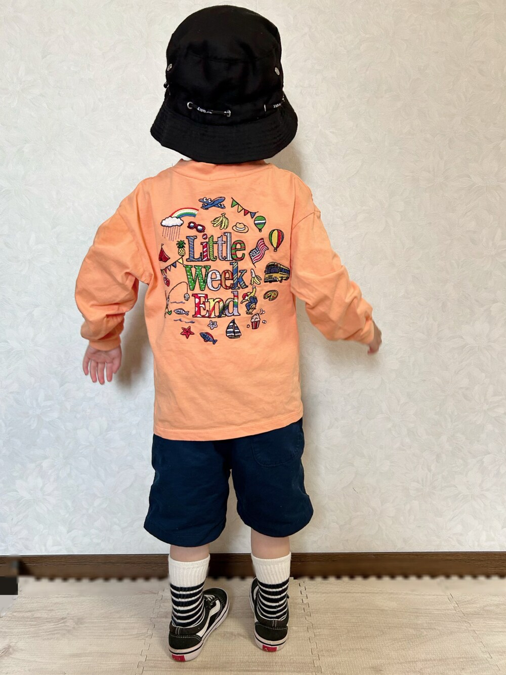 オレンジ系のTシャツ/カットソー、ホワイト系のショルダーバッグ、ベージュ系のベストを着用したキッズの春コーディネートの2枚目の写真