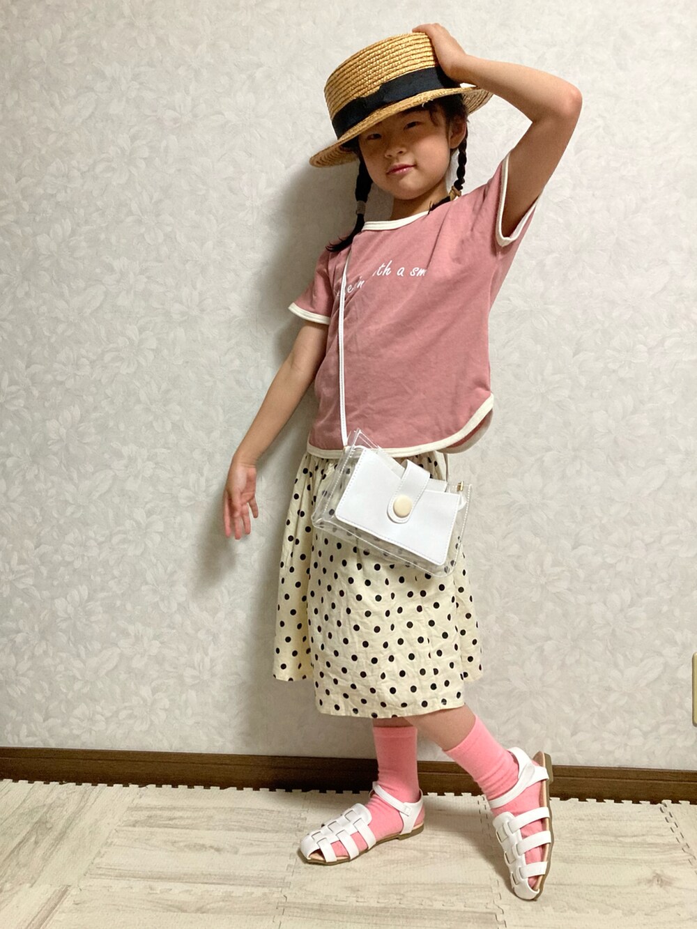 ピンク系のTシャツ/カットソー、ベージュ系のトレンチコート、ホワイト系のショルダーバッグを着用したキッズの春コーディネートの4枚目の写真