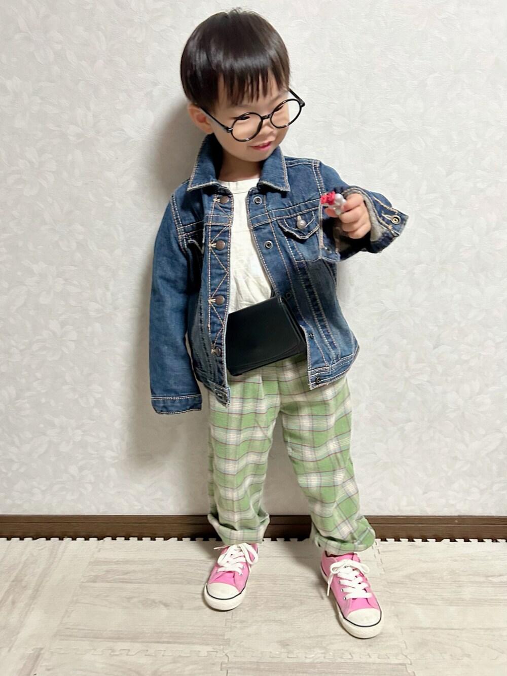 ホワイト系のTシャツ/カットソー、グリーン系のスラックス、ブルー系のデニムジャケットを着用したキッズの秋コーディネートの3枚目の写真