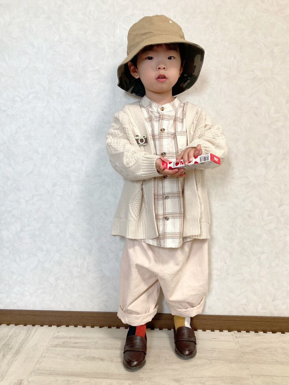 ベージュ系のシャツ/ブラウス、ホワイト系のカーディガン/ボレロ、ベージュ系のチノパンツを着用したキッズの冬コーディネートの5枚目の写真