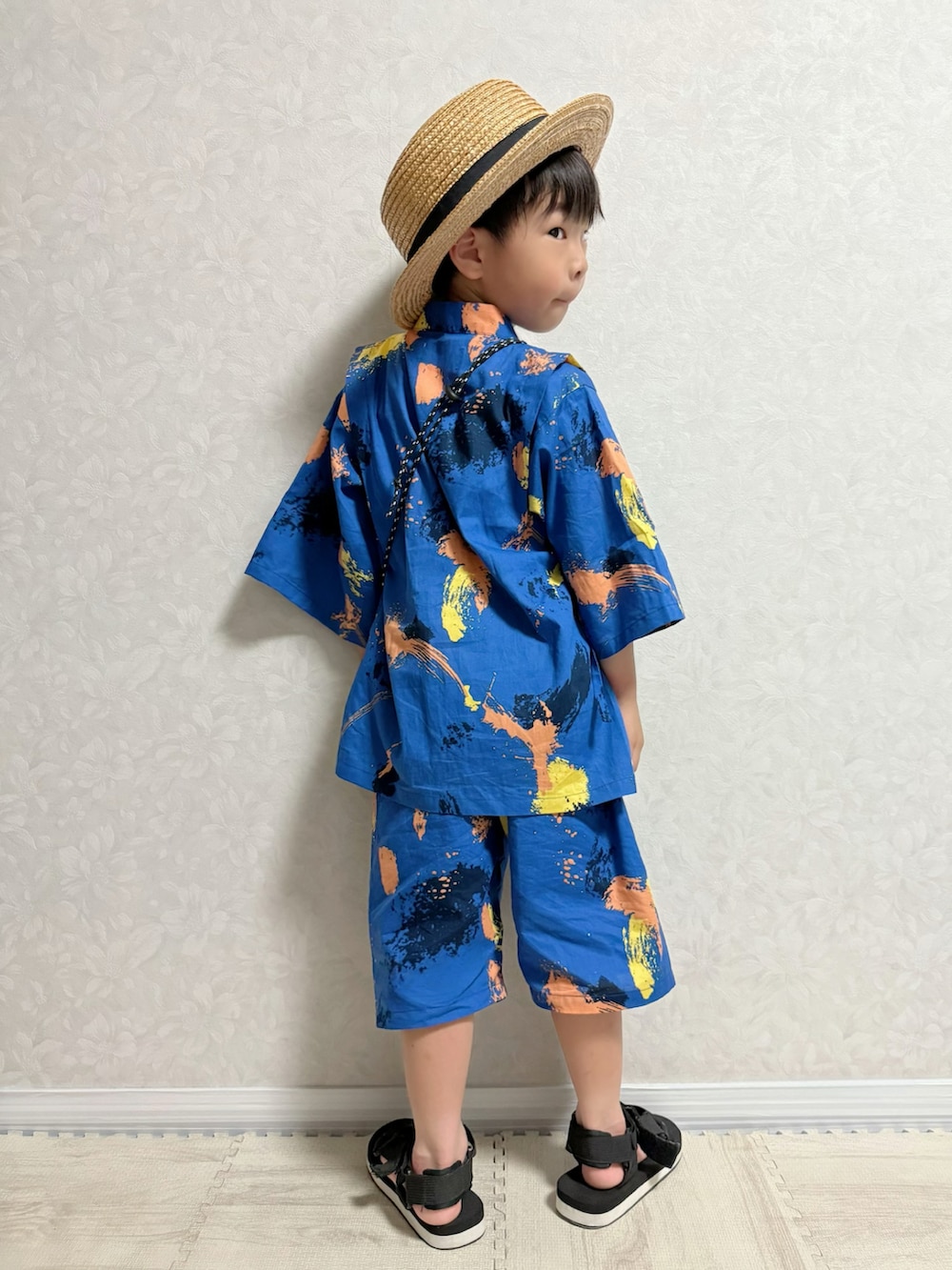 ブラック系のサンダル、ブラック系のショルダーバッグ、ブルー系の浴衣を着用したキッズの夏コーディネートの2枚目の写真