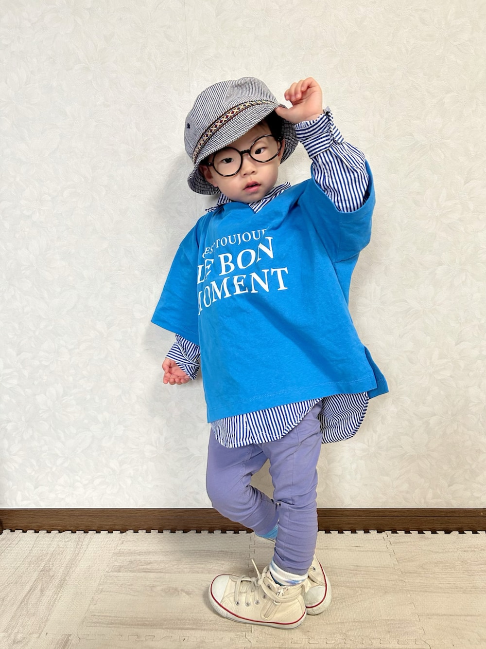 ブルー系のTシャツ/カットソー、ブルー系のシャツ/ブラウス、パープル系のその他パンツを着用したキッズの春コーディネートの3枚目の写真