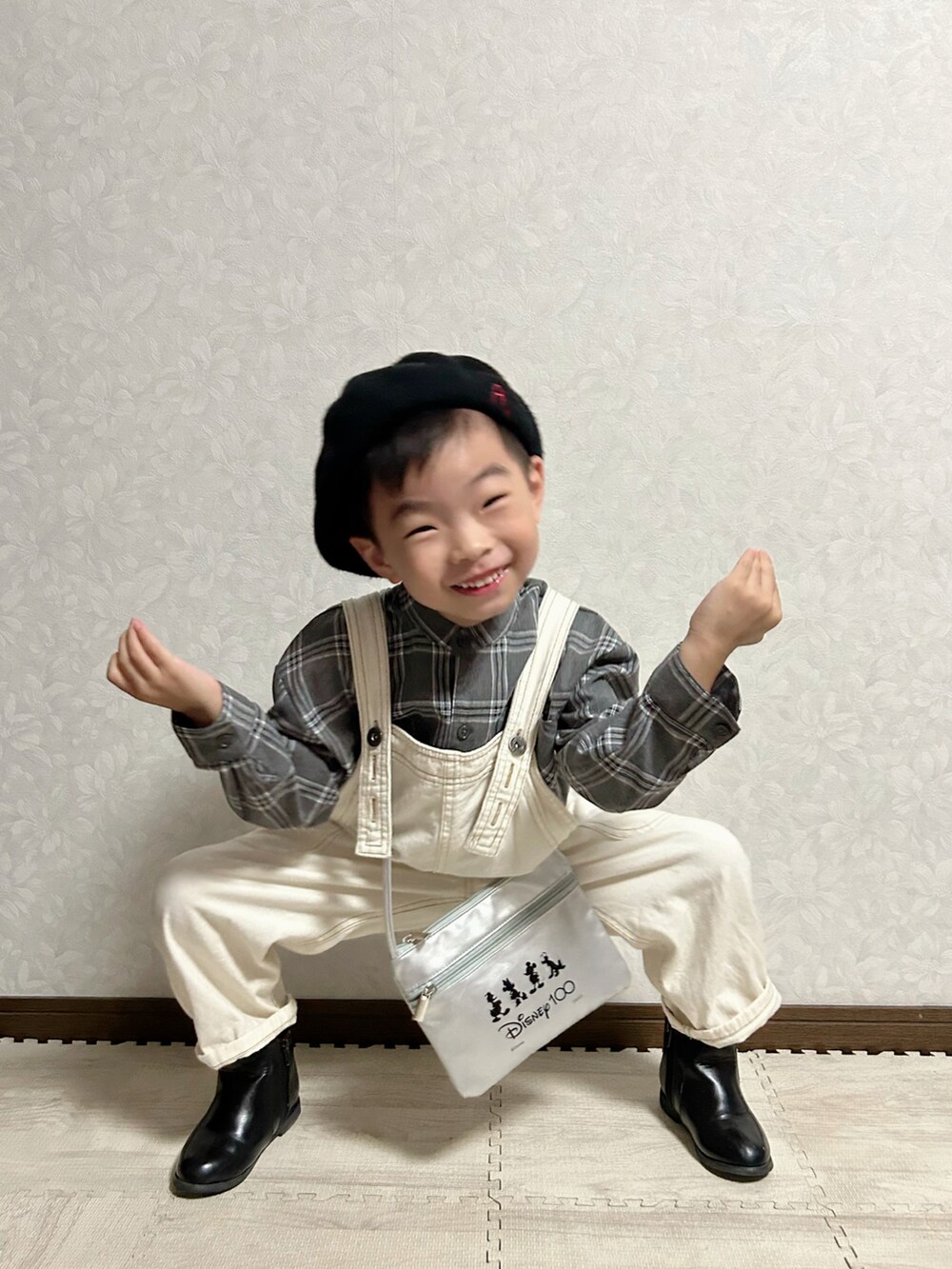 グレー系のシャツ/ブラウス、シルバー系のショルダーバッグ、ホワイト系のサロペット/オーバーオールを着用したキッズの秋コーディネートの4枚目の写真