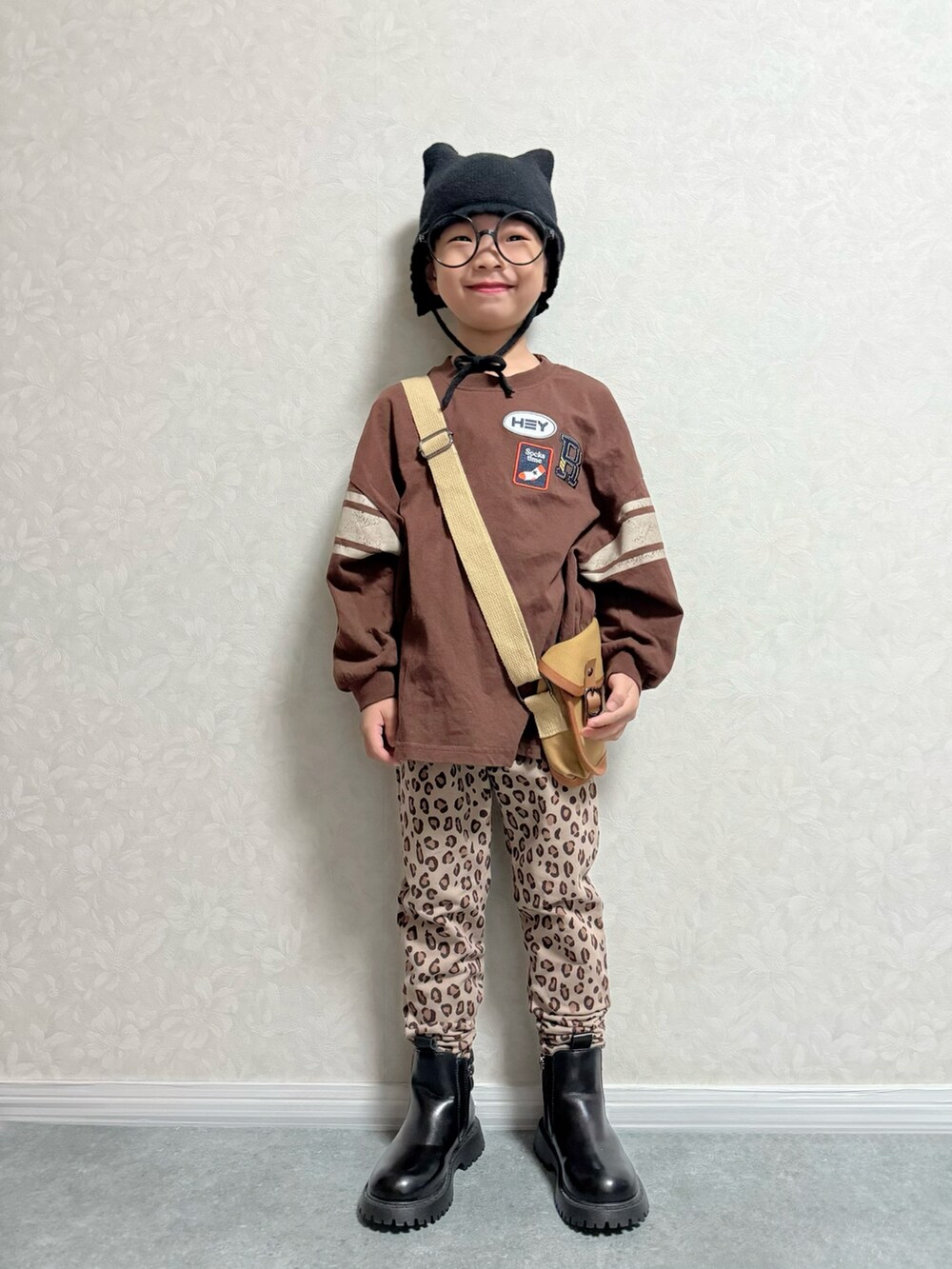 ブラウン系のTシャツ/カットソー、ブラウン系のその他パンツ、ブラウン系のショルダーバッグを着用したキッズの秋コーディネートの3枚目の写真