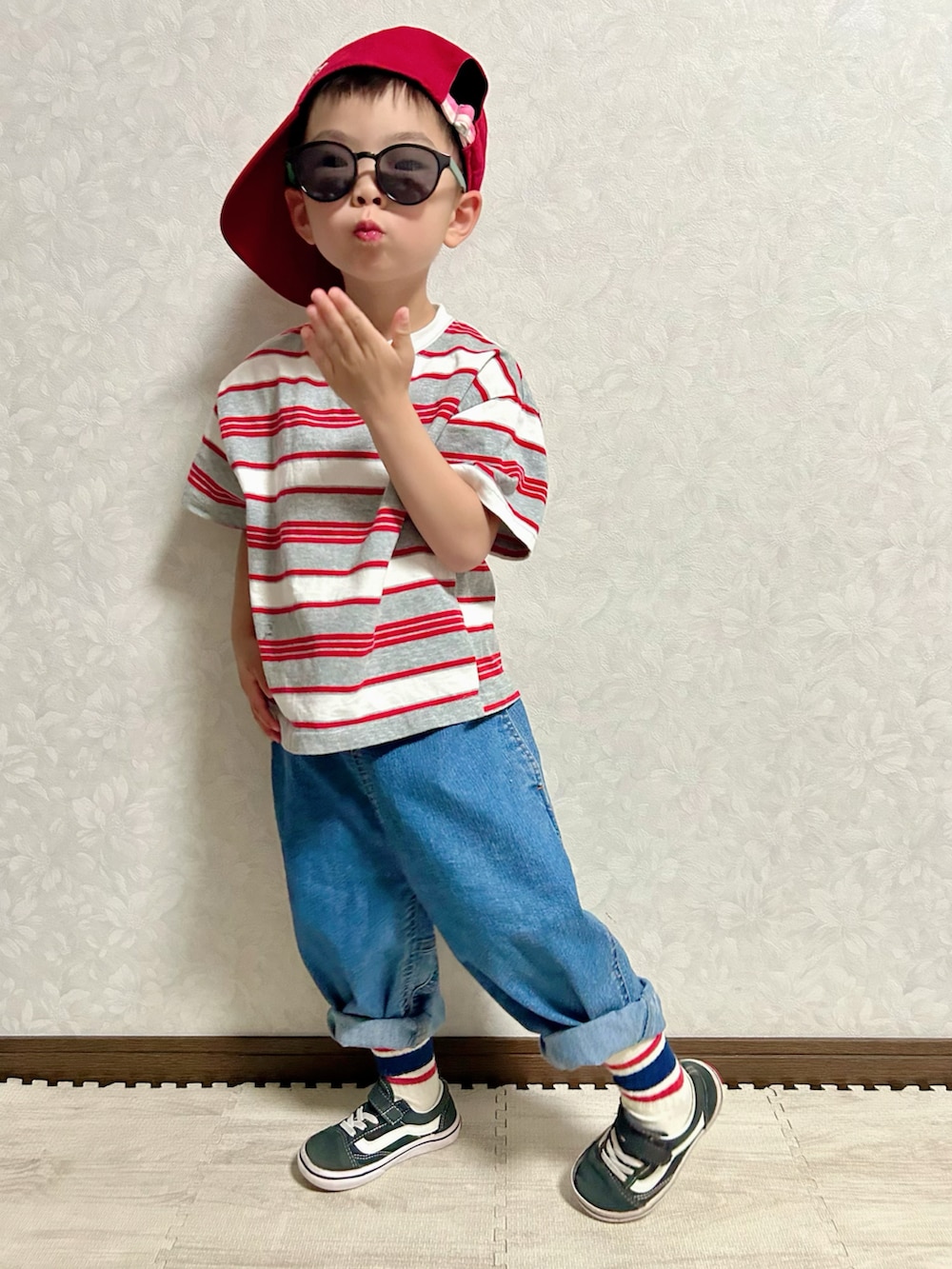 グレー系のTシャツ/カットソー、ブルー系のデニムパンツ、ブラック系のスニーカーを着用したキッズの春コーディネートの2枚目の写真