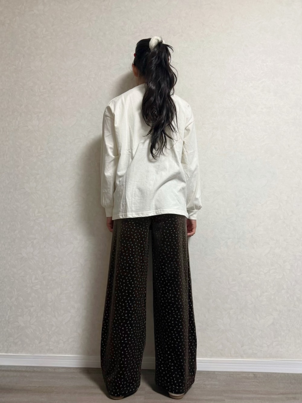 ブラウン系のその他パンツ、ホワイト系のTシャツ/カットソー、グレー系のスニーカーを着用したキッズの秋コーディネートの4枚目の写真