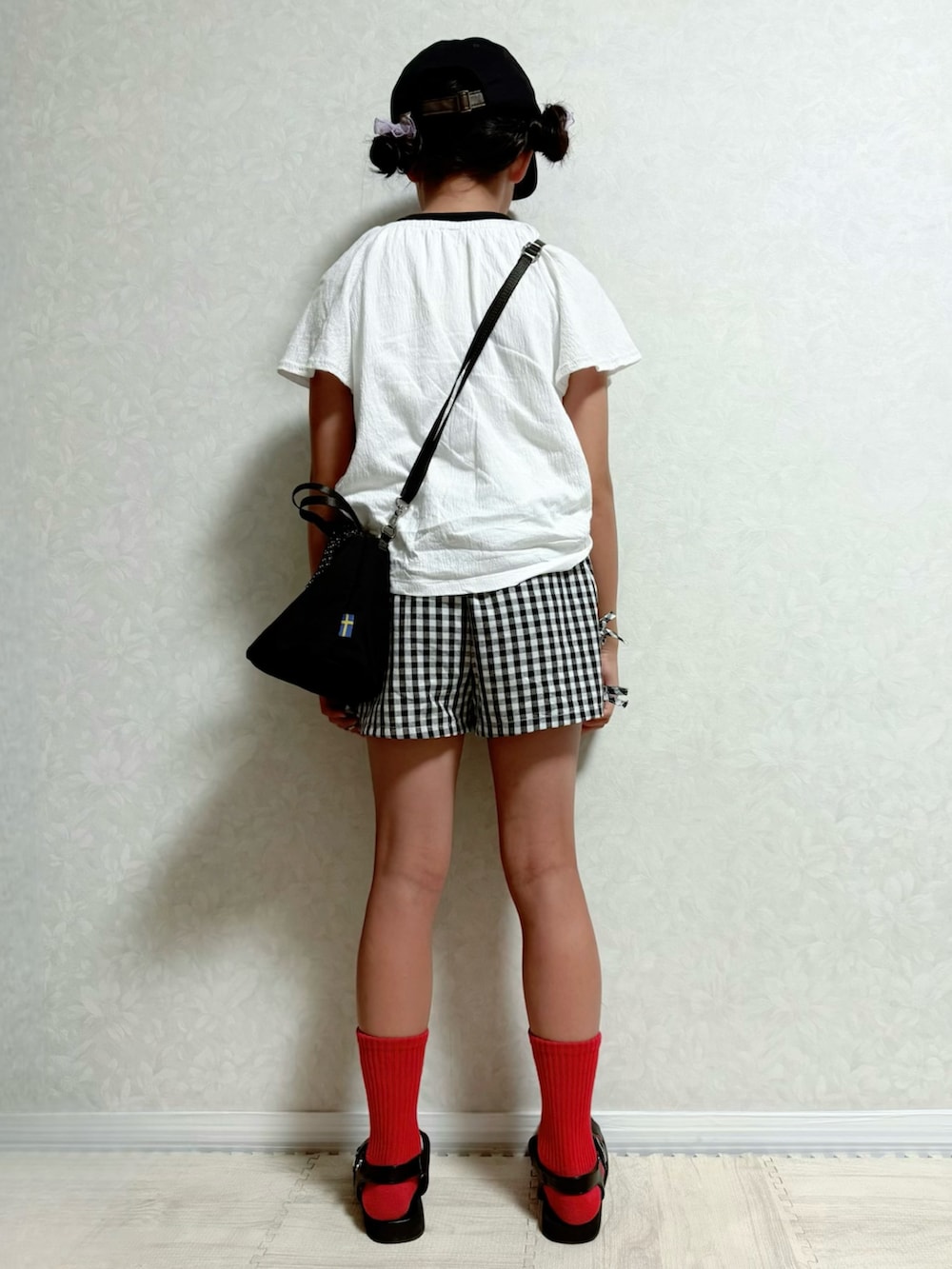 ブラック系のサンダル、ホワイト系のタンクトップ、ホワイト系のTシャツ/カットソーを着用したキッズの夏コーディネートの4枚目の写真