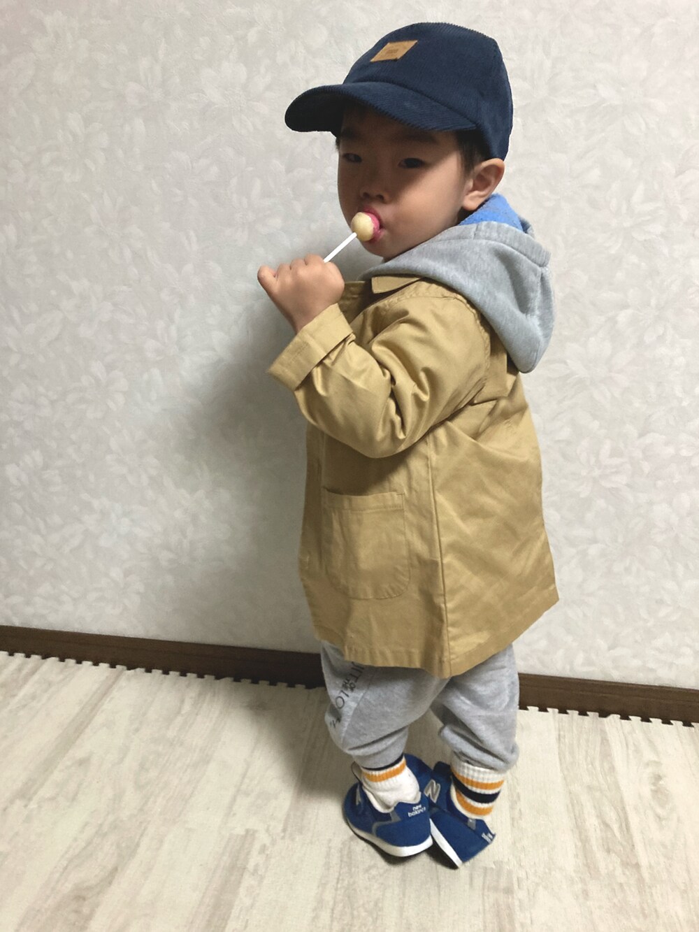 「私の推しブランド、GAP、リンクコーデ、追いコーデ、happy birthday、ストリートMIX、スウェット、スウェットパンツ、ラインソックス、New Balance、ロゴパーカー、STOP 誹謗中傷、WEARは皆の拠り所、笑顔の輪を繋ごう、笑顔拡散」｜「DAISOのアイテム（キャップ、ブルー系）」を使った、lenlen23さん（キッズ・80cm）の冬コーディネートの5枚目の写真