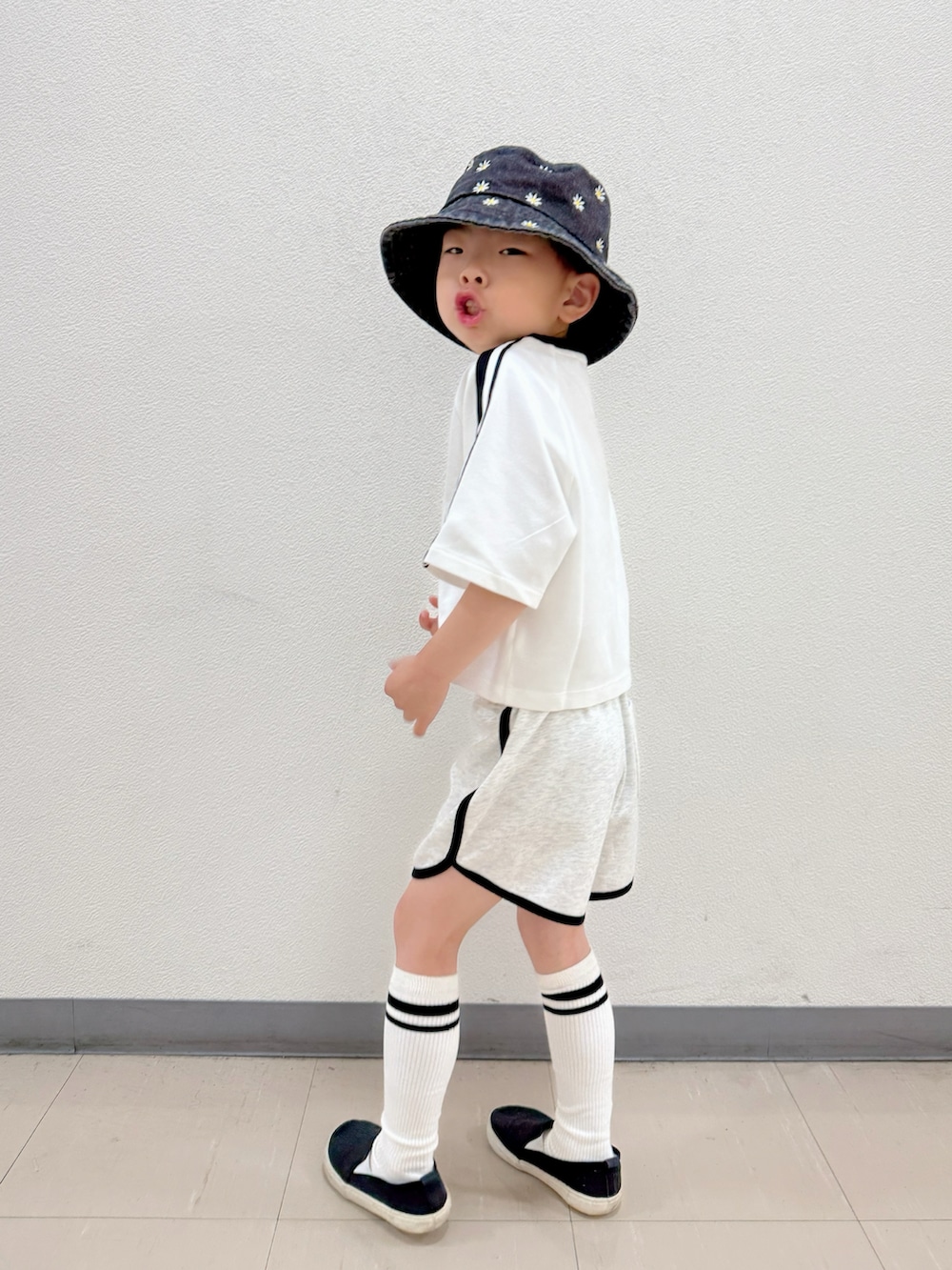 「春夏コーデ、モノトーン、休日スタイル、お出かけコーデ、セットアップ、スポーツミックス、キャップ、スリッポン、ハーフパンツ、ナイロンジャケット、春アウター、古着MIX、ショートパンツ、ハイソックス、シンプルコーデ」｜「NEW ERAのNEW ERA/ニューエラ キッズ キャップ 12654223（キャップ、レッド系）」を使った、lenlen23さん（キッズ・100cm）の春コーディネートの5枚目の写真