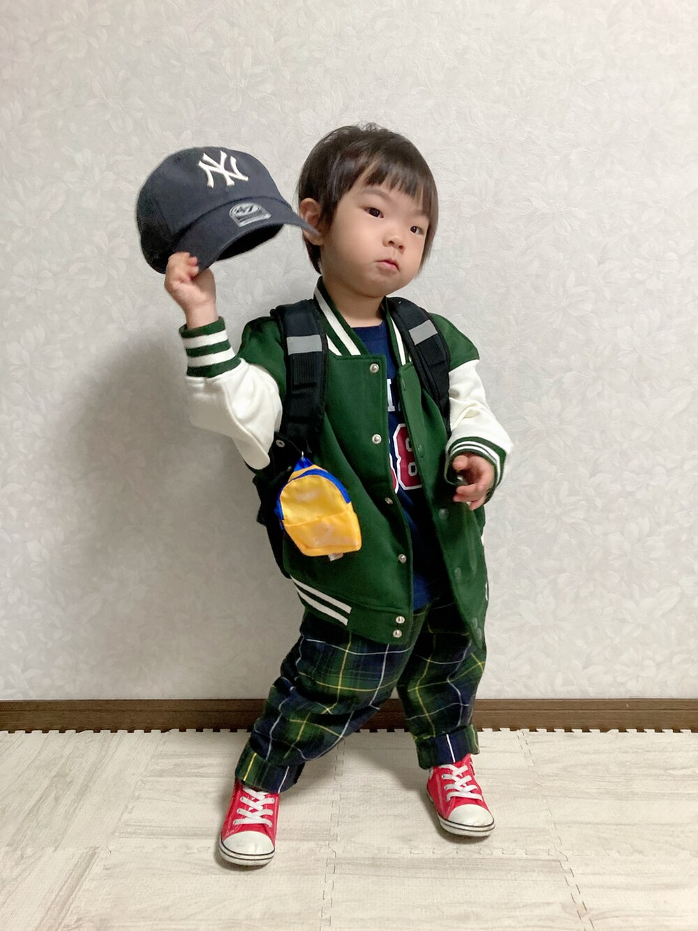 ブルー系のTシャツ/カットソー、グリーン系のブルゾン、グリーン系のパンツを着用したキッズの秋コーディネートの3枚目の写真