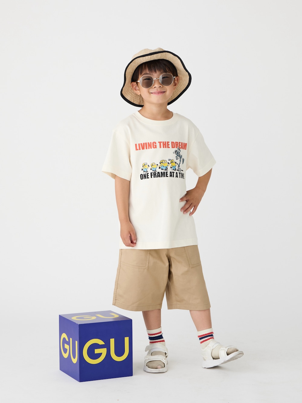 ホワイト系のTシャツ/カットソー、ベージュ系のパンツ、ホワイト系のサンダルを着用したキッズの夏コーディネートの2枚目の写真