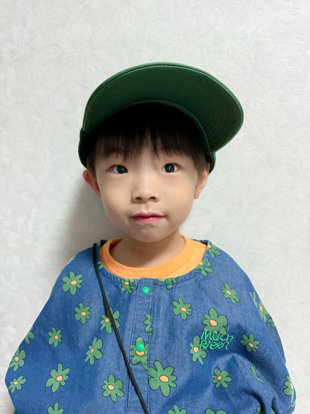 オレンジ系のタンクトップ、ブルー系のスニーカー、ブルー系のセットアップを着用したキッズの夏コーディネートの5枚目の写真