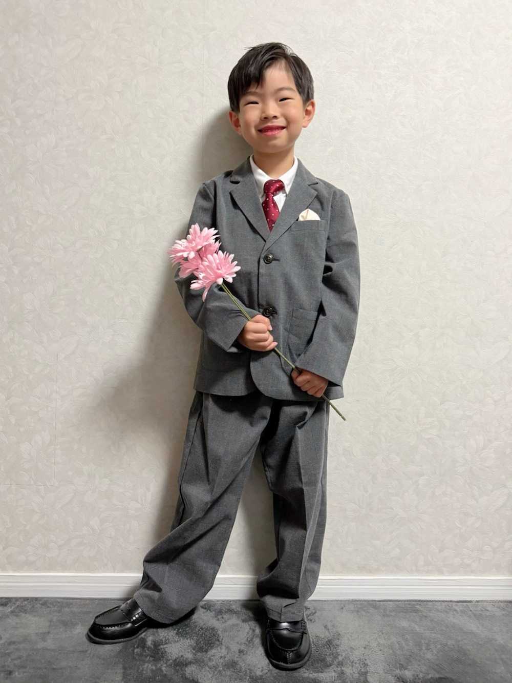 グレー系のスーツセット、ブラック系のランドセル、その他のその他を着用したキッズの冬コーディネートの2枚目の写真