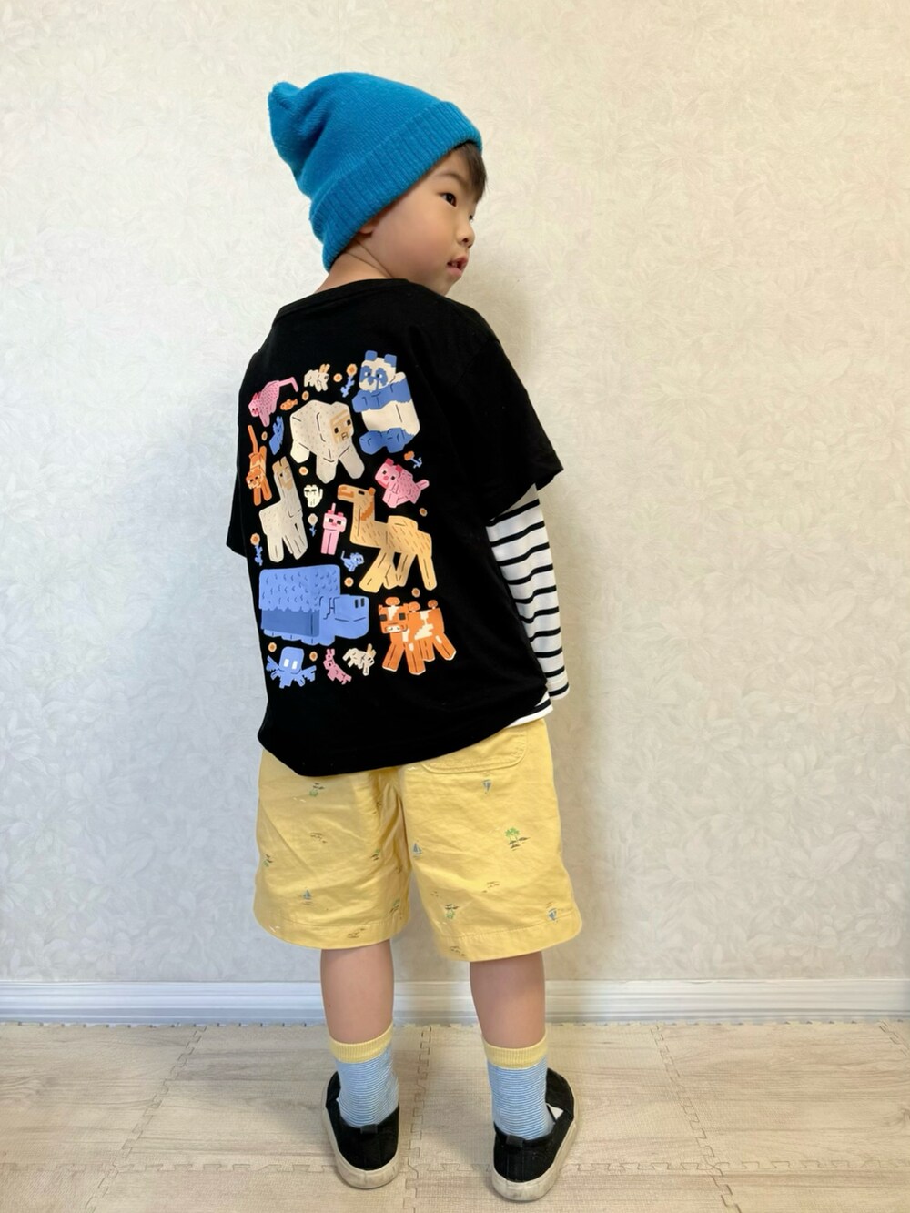 ブルー系のTシャツ/カットソー、ブラック系のTシャツ/カットソー、イエロー系のパンツを着用したキッズの春コーディネートの2枚目の写真