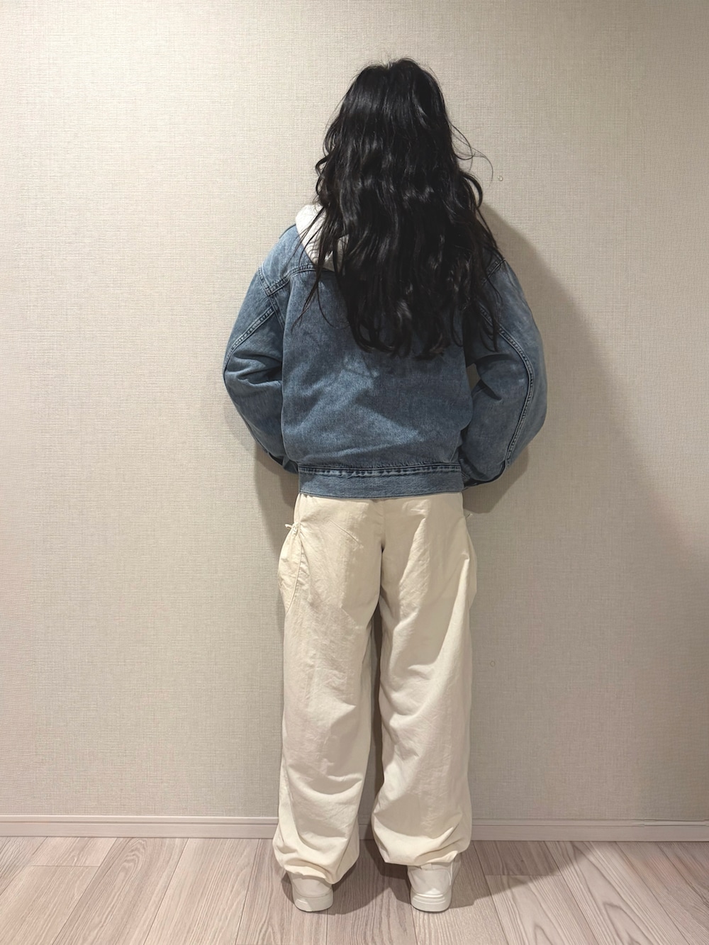 ブルー系のTシャツ/カットソー、グレー系のパーカー、ブルー系のデニムジャケットを着用したキッズの冬コーディネートの2枚目の写真