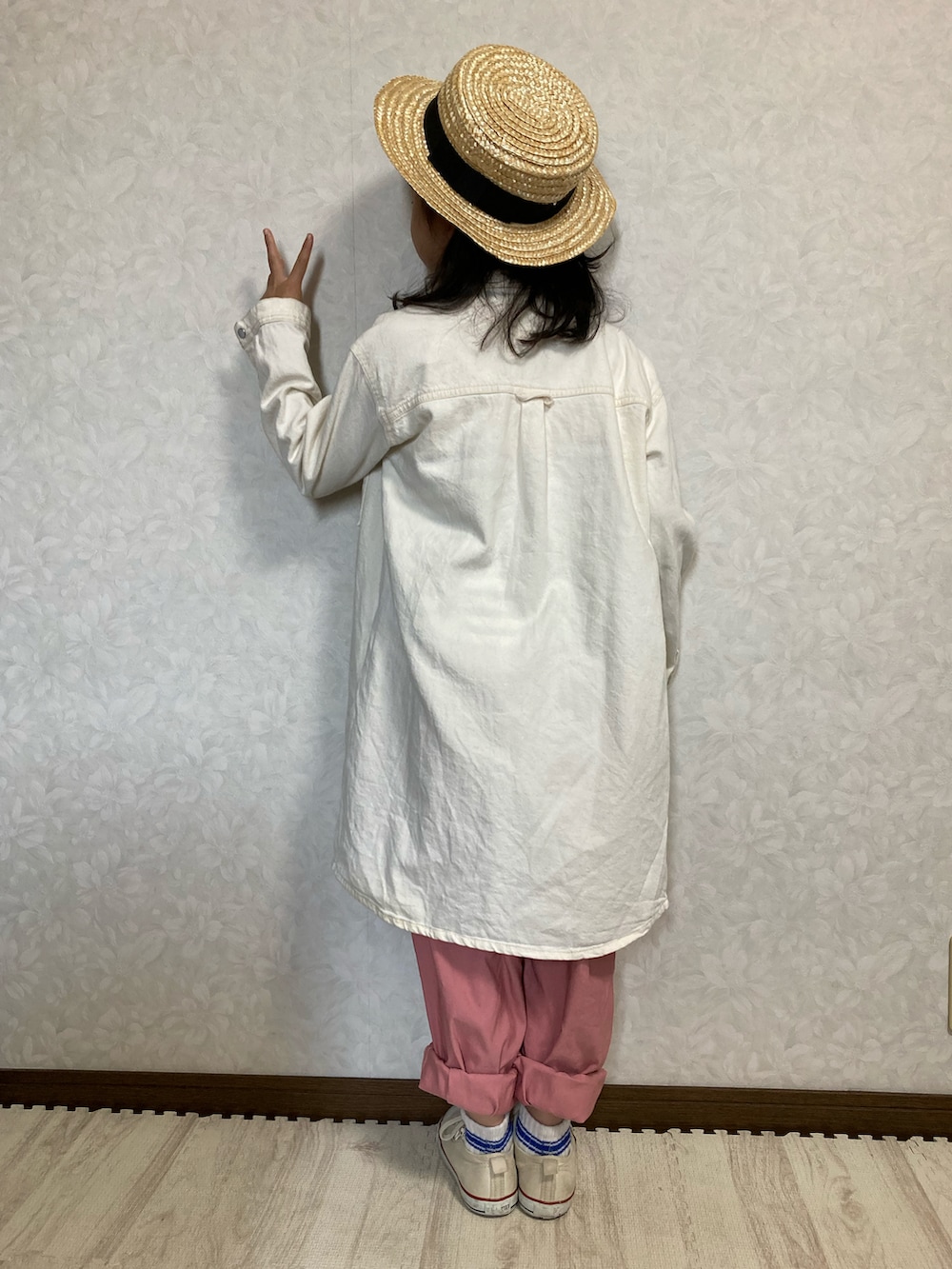 ホワイト系のTシャツ/カットソー、ホワイト系のワンピース、ピンク系のその他パンツを着用したキッズの春コーディネートの5枚目の写真