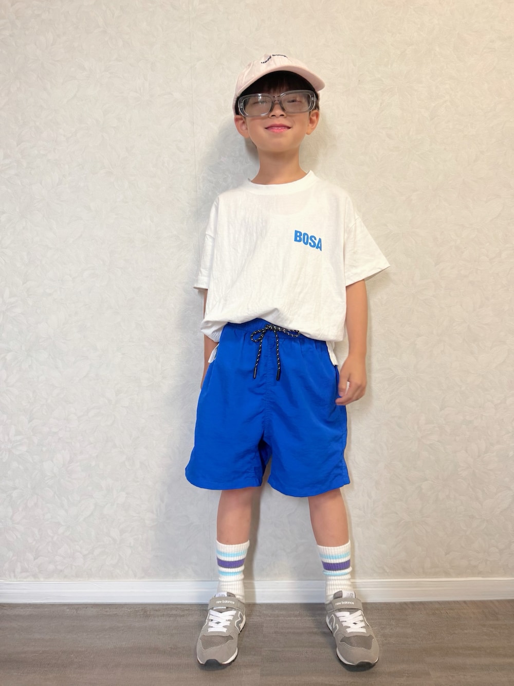 ホワイト系のTシャツ/カットソー、ブルー系のその他パンツ、ホワイト系のショルダーバッグを着用したキッズの夏コーディネートの3枚目の写真