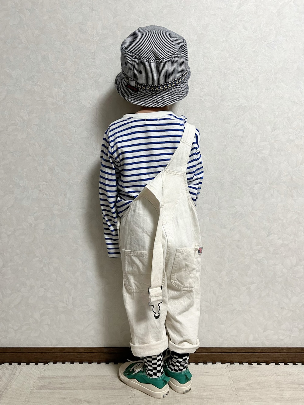 ブルー系のTシャツ/カットソー、ホワイト系のサロペット/オーバーオール、グリーン系のトートバッグを着用したキッズの秋コーディネートの5枚目の写真