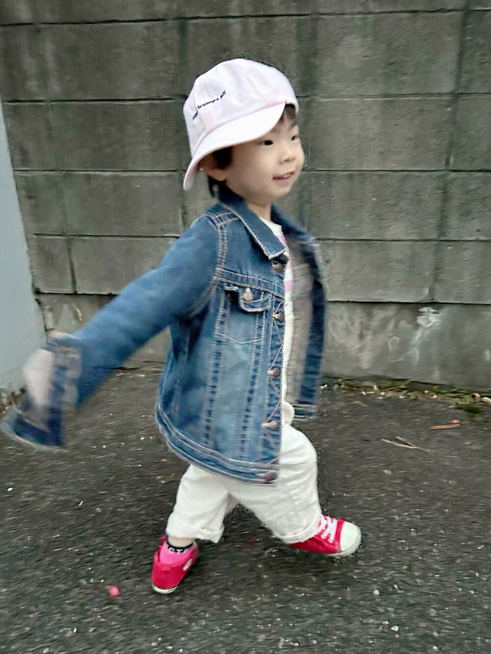 ピンク系のTシャツ/カットソー、ホワイト系のサロペット/オーバーオール、ブルー系のデニムジャケットを着用したキッズの冬コーディネートの5枚目の写真