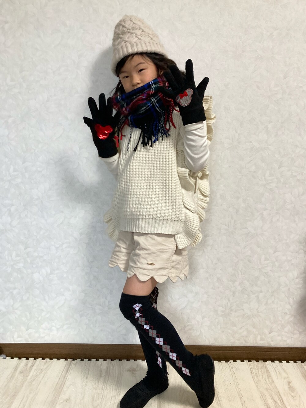 ホワイト系のTシャツ/カットソー、ベージュ系のベスト、ホワイト系のその他パンツを着用したキッズの冬コーディネートの3枚目の写真