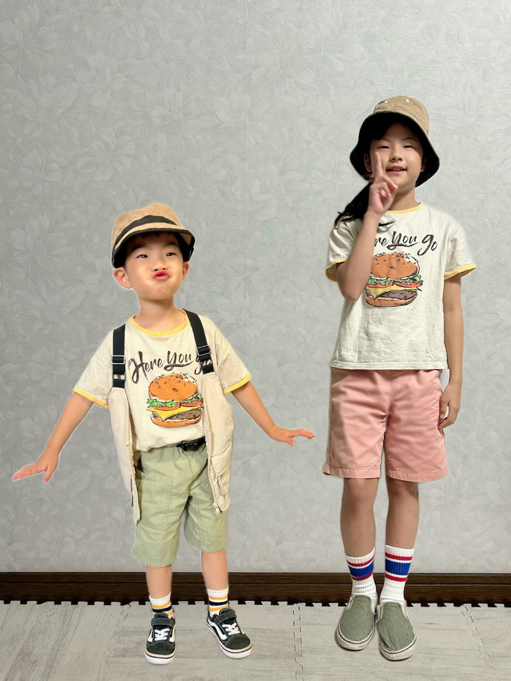 ホワイト系のTシャツ/カットソー、ベージュ系のベスト、グリーン系のその他パンツを着用したキッズの夏コーディネートの4枚目の写真