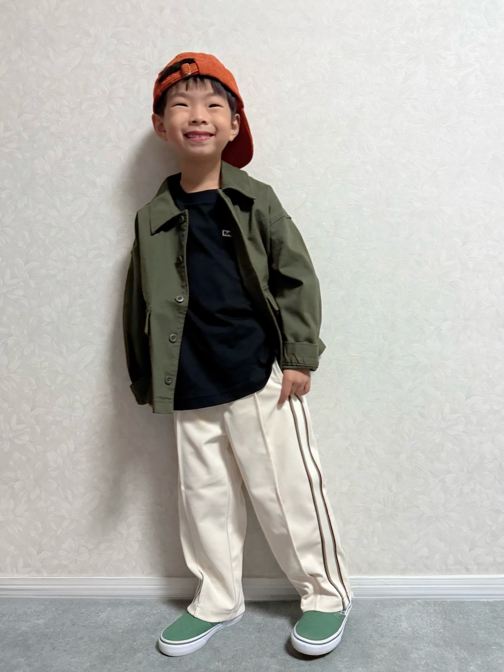 グリーン系のスリッポン、ブラック系のTシャツ/カットソー、グリーン系のジャケット/アウターを着用したキッズの秋コーディネートの2枚目の写真