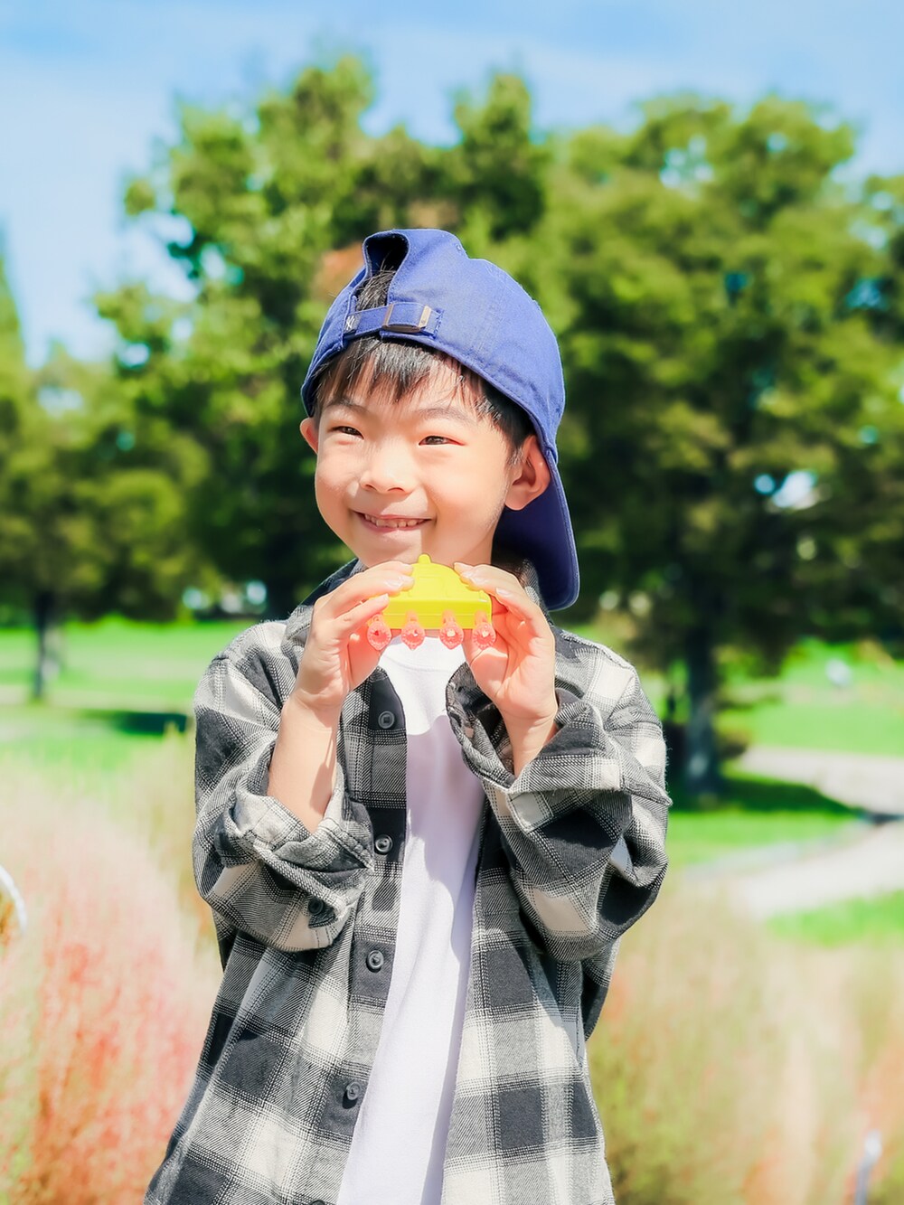 グレー系のスニーカー、ホワイト系のTシャツ/カットソー、ホワイト系のシャツ/ブラウスを着用したキッズの秋コーディネートの3枚目の写真