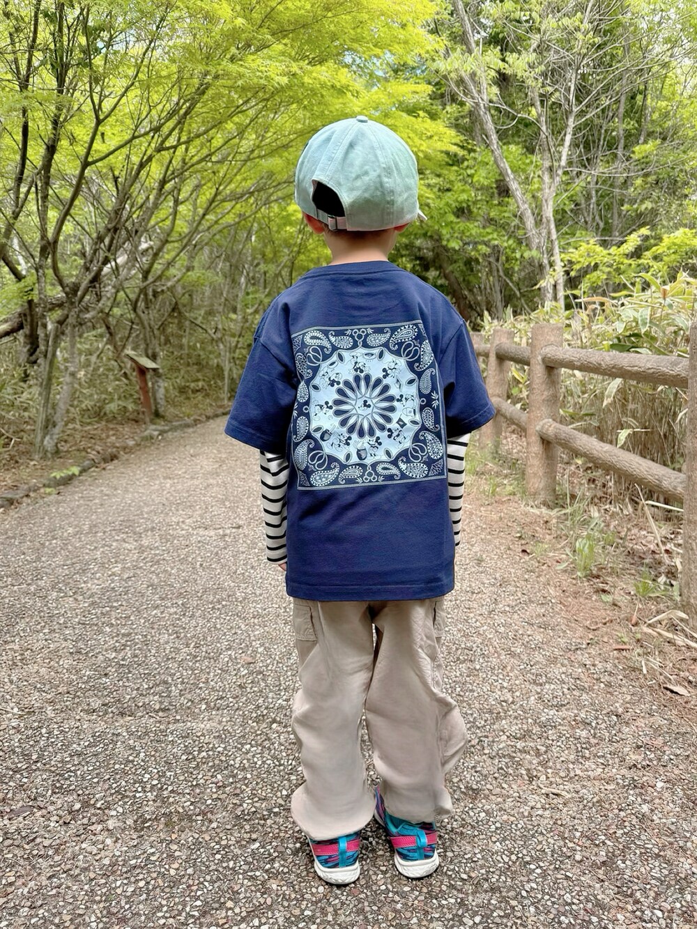 ブルー系のTシャツ/カットソー、ブルー系のTシャツ/カットソー、ベージュ系のカーゴパンツを着用したキッズの春コーディネートの2枚目の写真