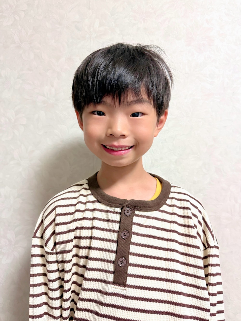 ベージュ系のスニーカー、ベージュ系のその他パンツ、ブラウン系のTシャツ/カットソーを着用したキッズの秋コーディネートの3枚目の写真