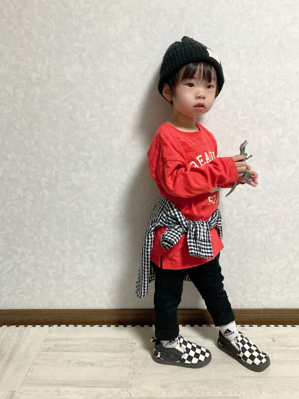 レッド系のTシャツ/カットソー、その他のシャツ/ブラウス、ブラック系のその他パンツを着用したキッズの秋コーディネートの4枚目の写真