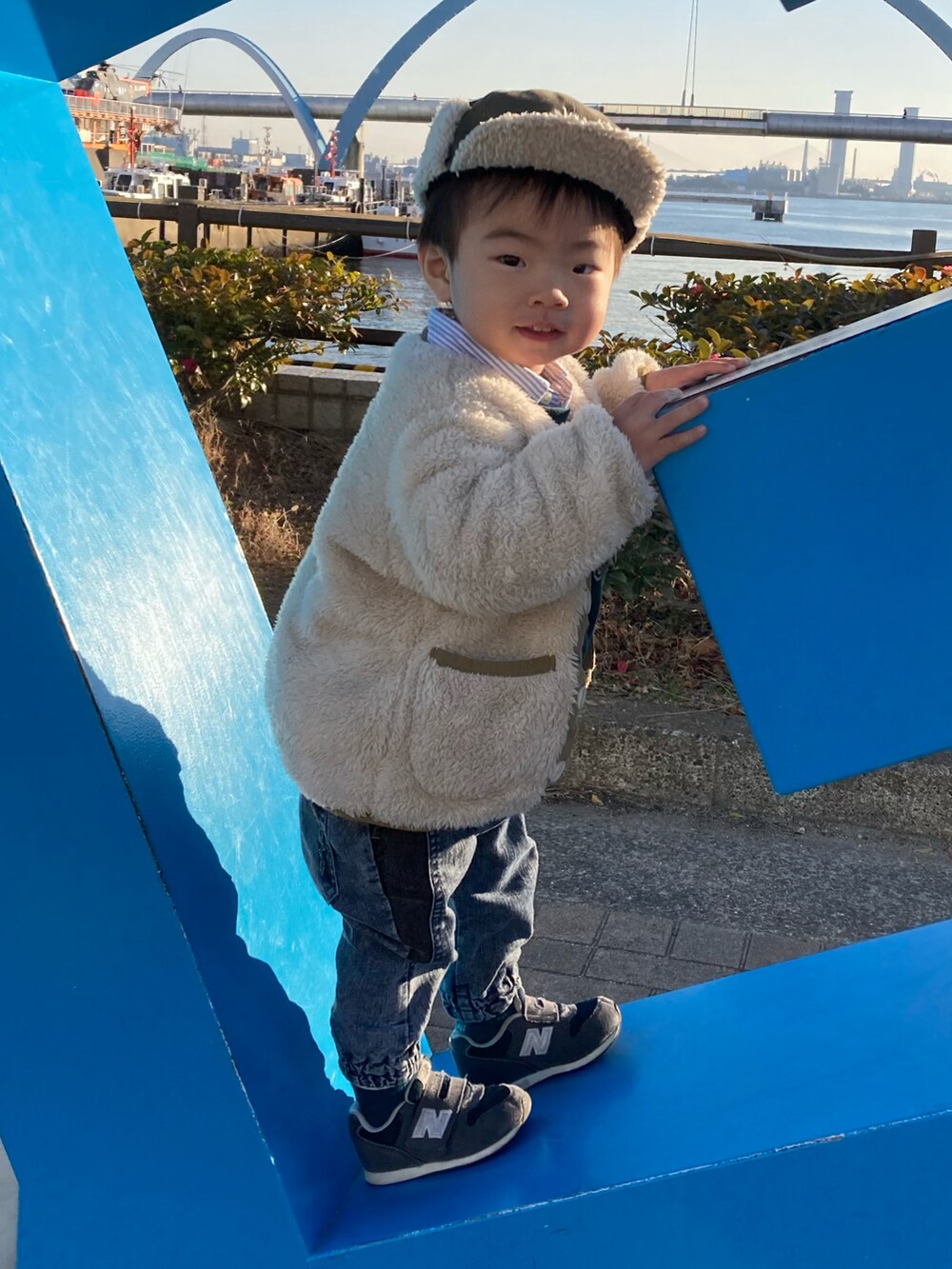 ブルー系のシャツ/ブラウス、グリーン系のスウェット、ベージュ系のノーカラージャケットを着用したキッズの冬コーディネートの2枚目の写真