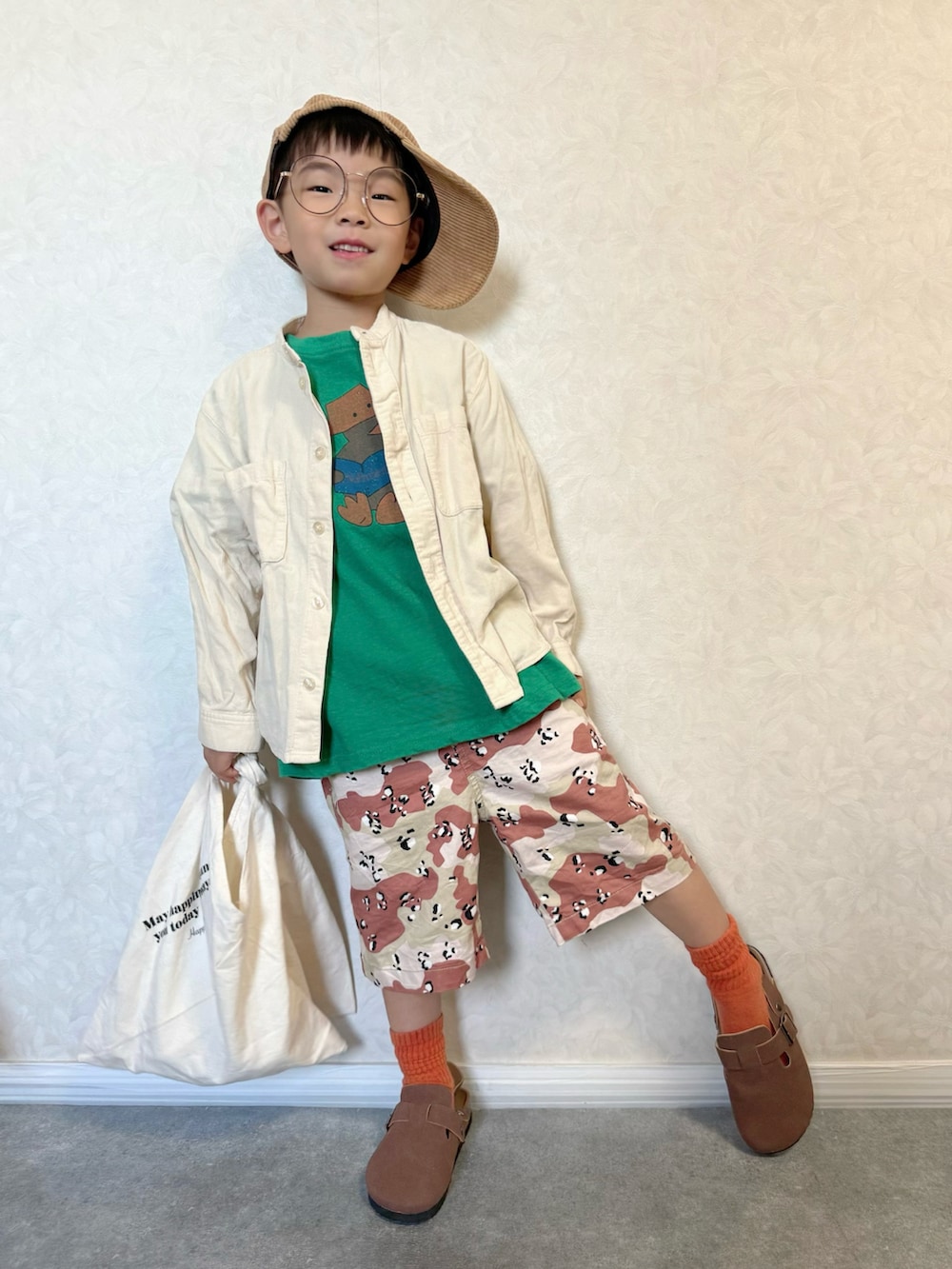 ホワイト系のシャツ/ブラウス、その他のその他パンツ、グリーン系のTシャツ/カットソーを着用したキッズの秋コーディネートの2枚目の写真