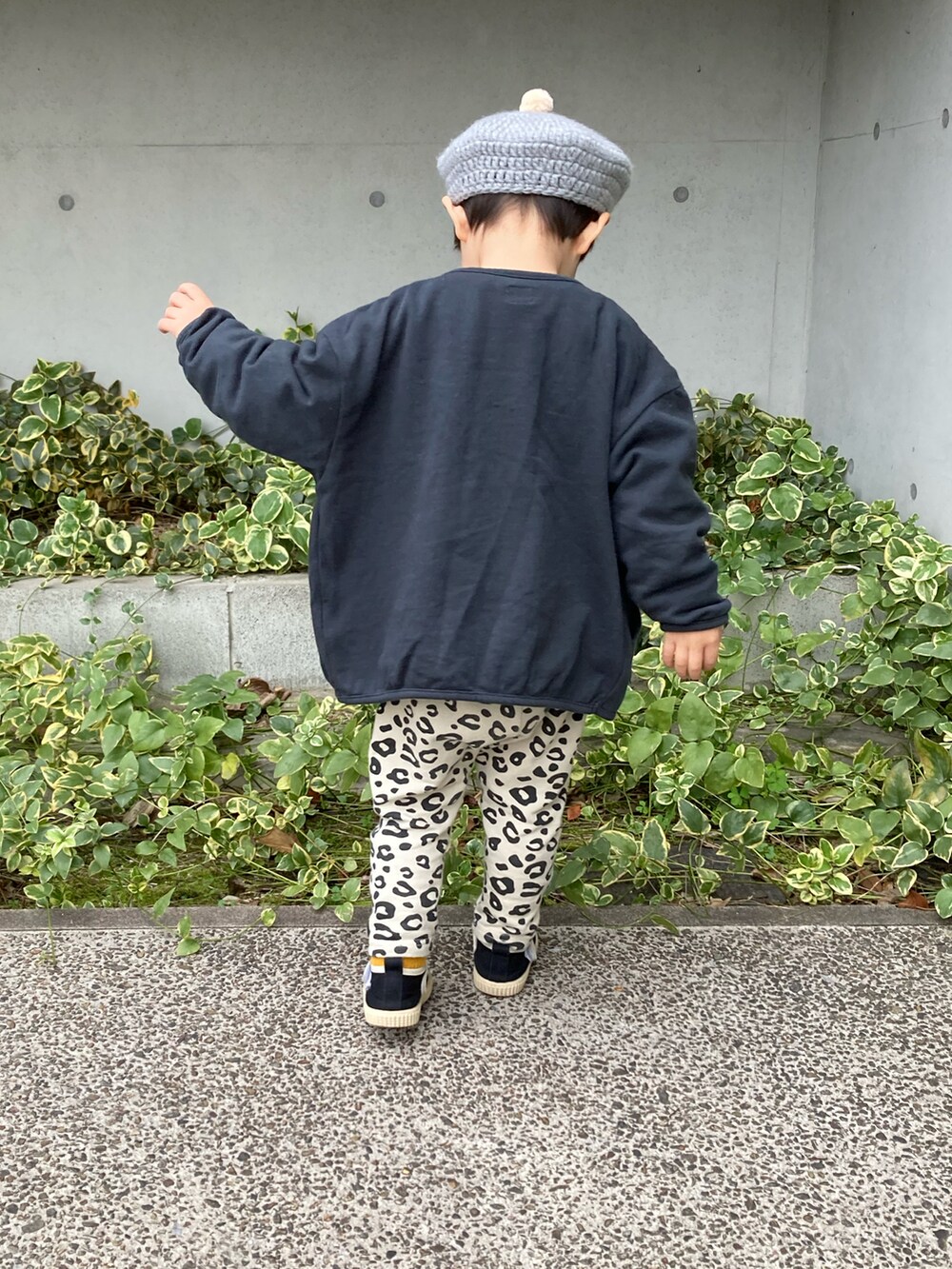 ベージュ系のスウェット、ブラック系のカーディガン/ボレロ、ベージュ系のスウェットパンツを着用したキッズの冬コーディネートの2枚目の写真