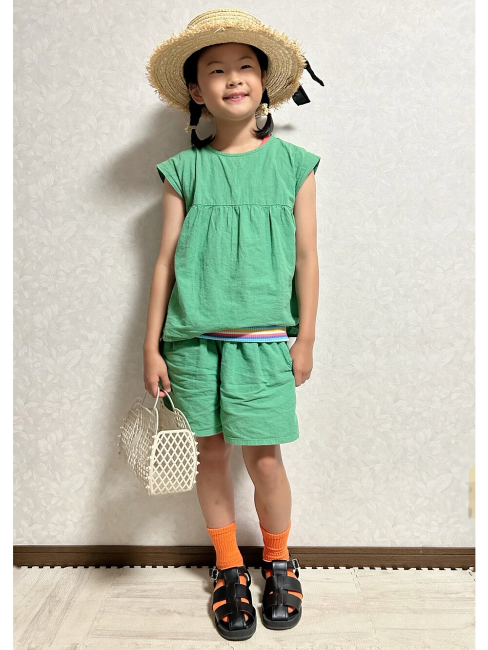 「夏コーデ、セットアップ、ハーフパンツ、ショートパンツ、リネン、グルカサンダル、麦わら帽子、カンカン帽、トートバッグ、レイヤードスタイル、スウィーツ同盟会、プチプラ、サンダル、ミニバッグ、カラー×コーデ」|「Birthdayのblack closet 130cm リネンブレンド トップス1,309円、キュロット 1,089円(セットアップ、グリーン系)」を使った、lenlen23さん(キッズ・127cm)の夏コーディネートの2枚目の写真