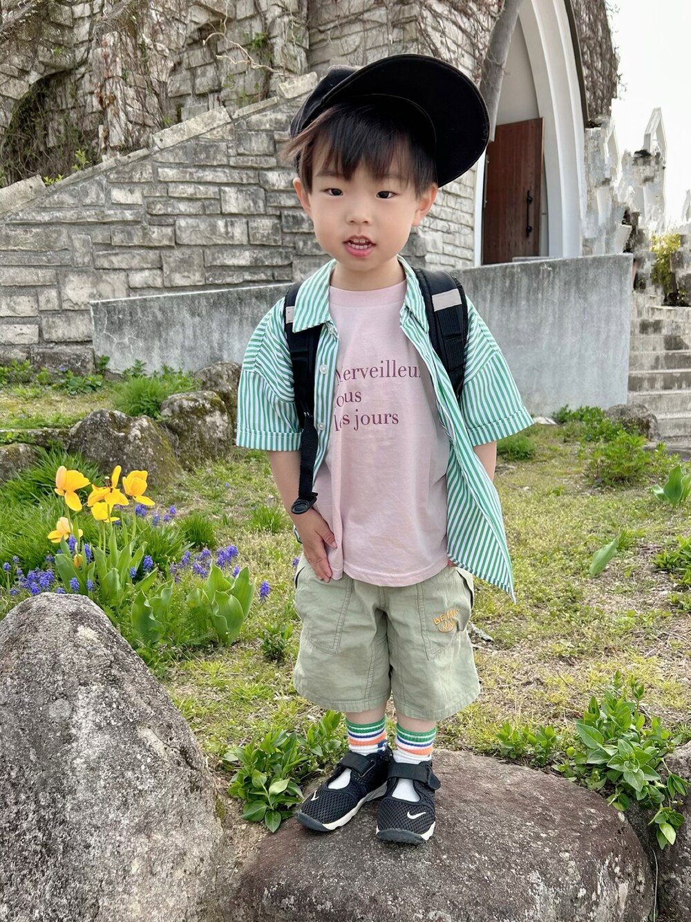 グリーン系のその他パンツ、ピンク系のTシャツ/カットソー、グリーン系のシャツ/ブラウスを着用したキッズの春コーディネートの3枚目の写真