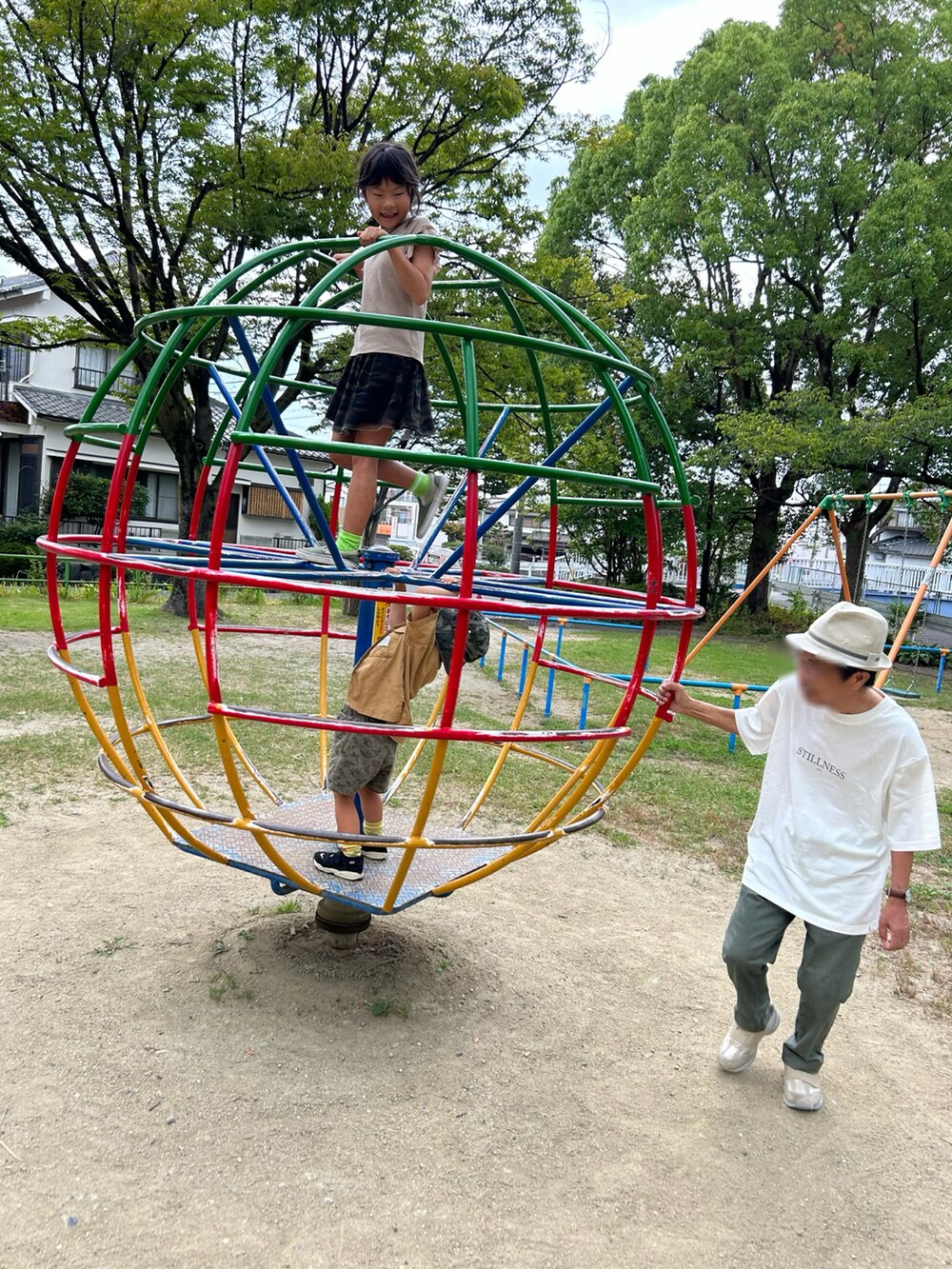 ベージュ系のタンクトップ、イエロー系のシャツ/ブラウス、グリーン系のその他パンツを着用したキッズの夏コーディネートの5枚目の写真